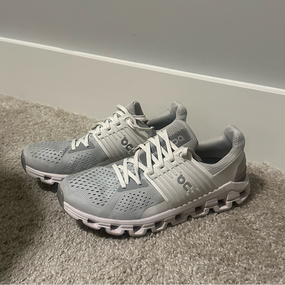 Women’s gray on cloud swift tennis shoes size 8.5